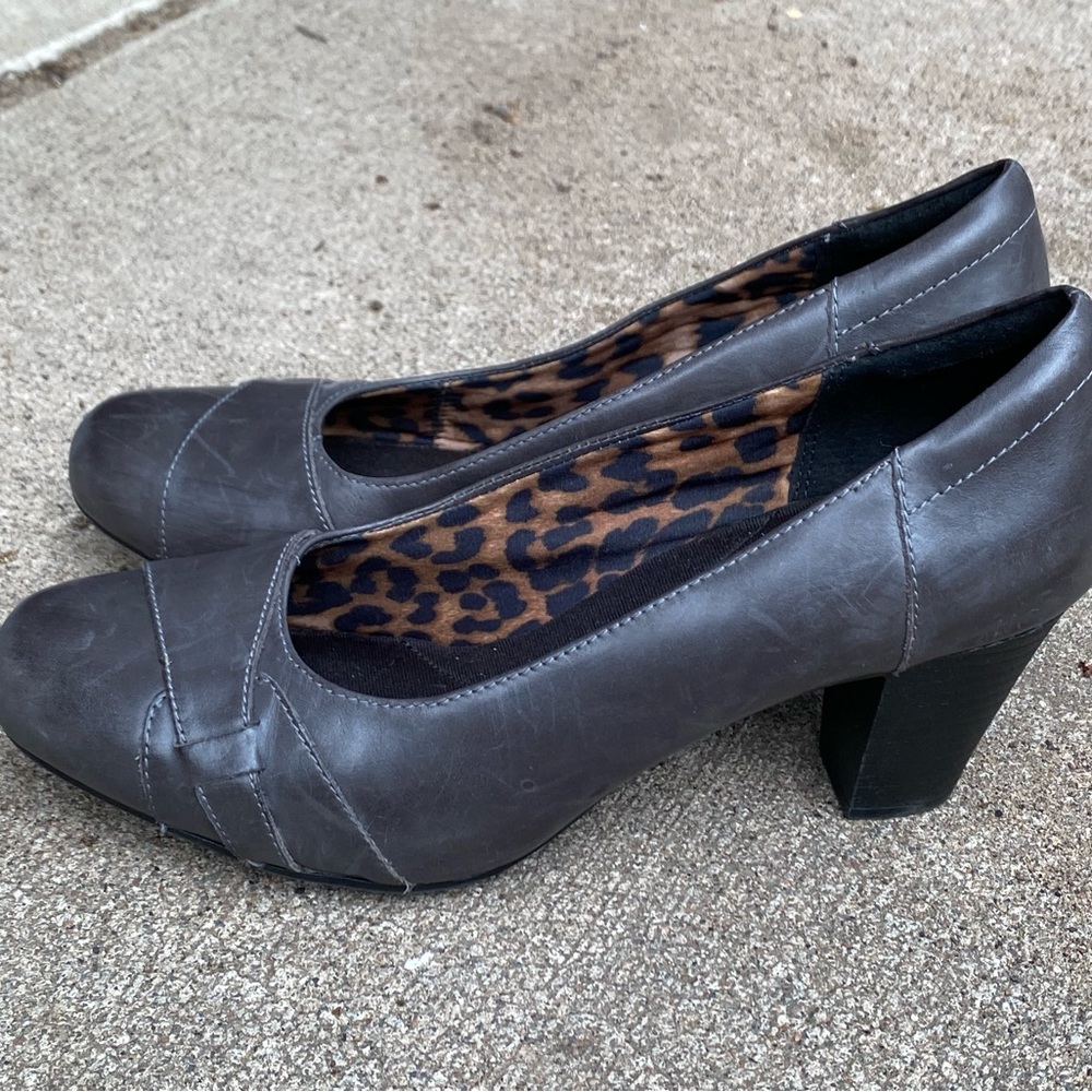 Clarks women heel gray with detail front size 10